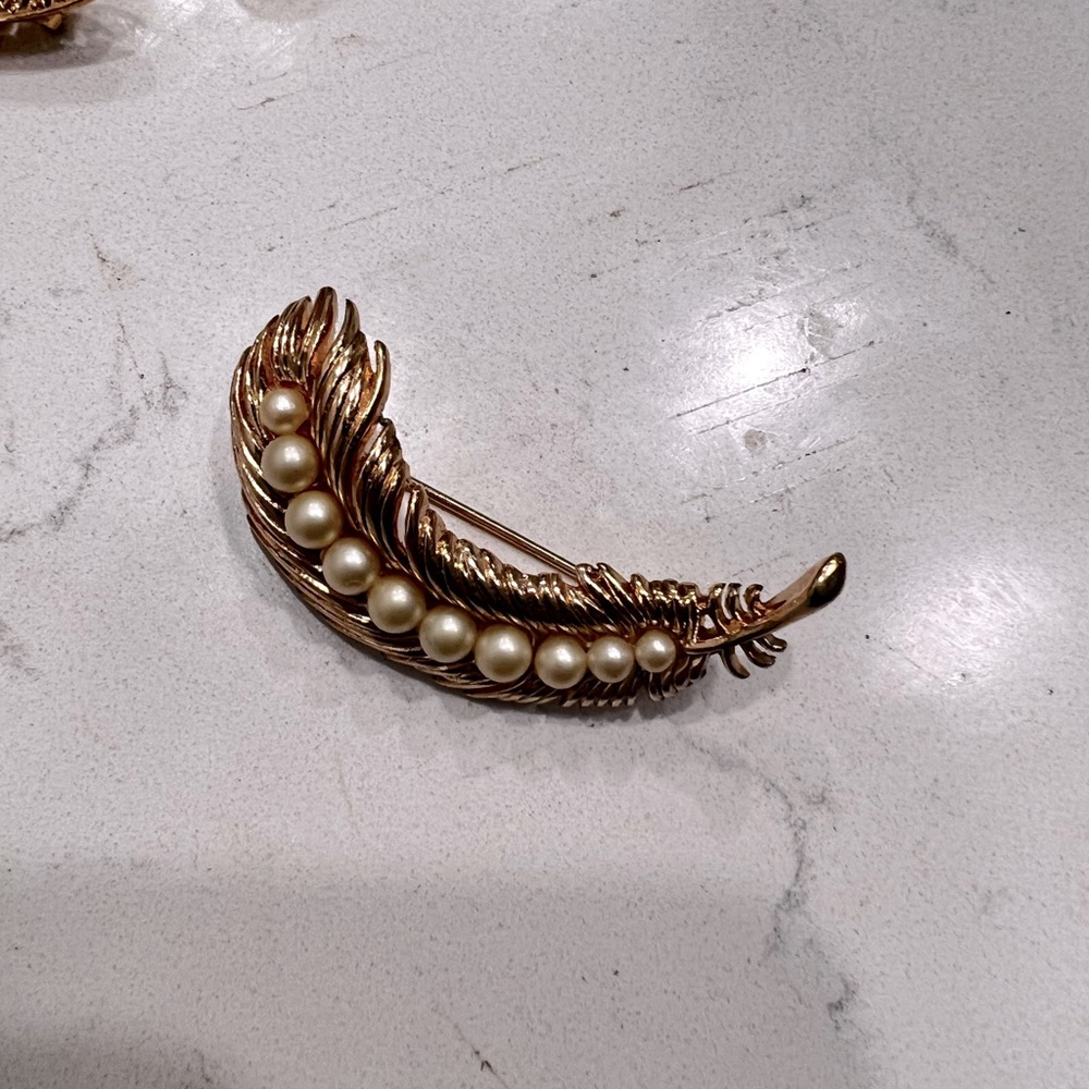 RARE Trifari Gold Brooch • Feathers and Pearls 😍
